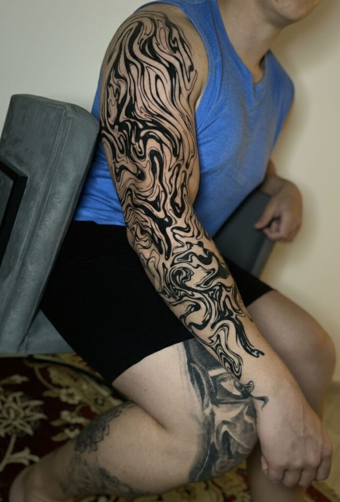 tatuagem em blackwork e suminagashi